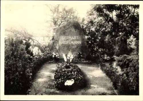 Ak Kloster Insel Hiddensee in der Ostsee, Gerhart Hauptmanns Grabmal, Stein, Blumen, Gartenanlage