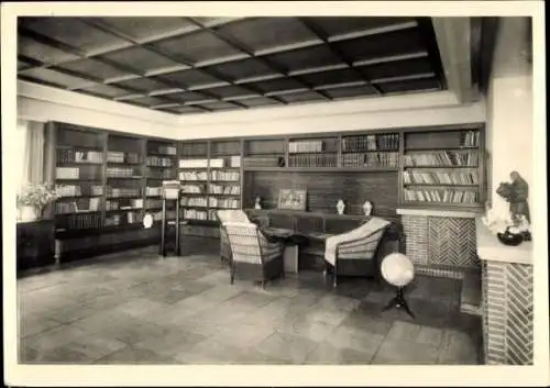 Ak Insel Hiddensee in der Ostsee, Gemütlicher Arbeitsraum, Bücherregale, globe, zwei Statuen, beq