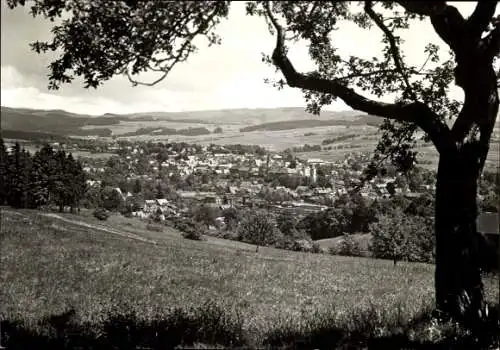 Ak Schleusingen in Thüringen, Aussicht auf  bewaldete Umgebung, klare Himmel, ruhige Landschaft