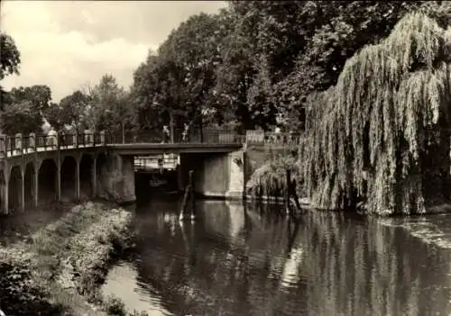 Ak Gützkow in Vorpommern, Brücke, Gewässer, Bäume, Schwarz-Weiß-Fotografie