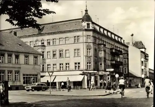 Ak Nauen im Havelland, Straßenkreuzung, Passanten