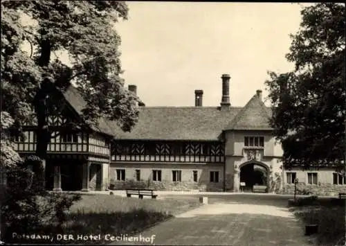 Ak Potsdam Sanssouci, Hotel Cecilienhof,  Architektur, Bäume, Parklandschaft