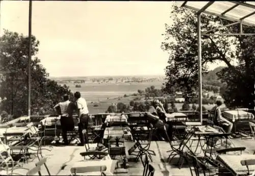 Ak Falkenberg an der Elster, Aussicht von der Carlsburg, Terrasse mit Gästen, grüne Landschaft