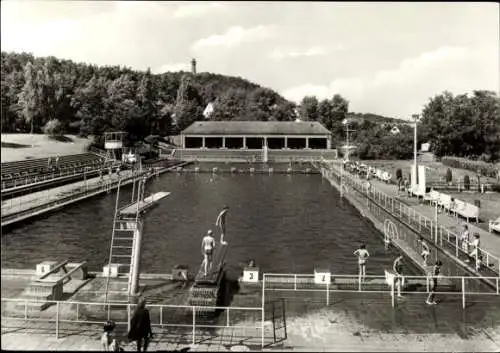 Ak Bad Freienwalde an der Oder, Schwimmstadion, Schwimmer, Sprungbrett, Zuschauertribüne, schwarz