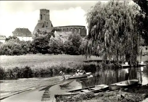Ak Beeskow in der Mark, Riverszene mit Boot, Kirche im Hintergrund, baumumsäumter Fluss