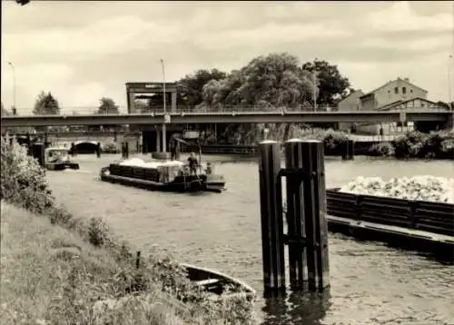 Ak Fürstenwalde an der Spree, Schiff auf dem Wasser, Kanal und Brücke, Baumreihe, schwarz-weiß