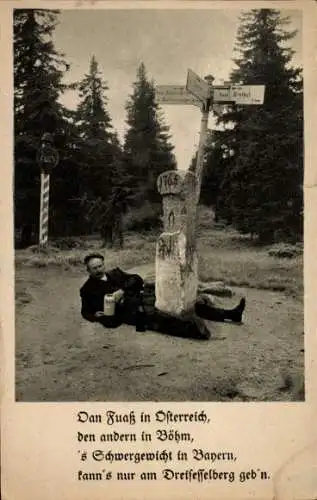 Ak Dreisessel Dreieckmark, Mann mit Bierkrug am Grenzpfahl, Grenze Österreich, Tschechien und Bayern
