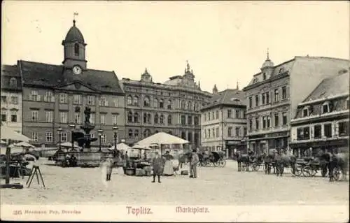 Ak Teplice Teplitz Region Aussig, Marktplatz mit Brunnen,  Gebäude, Menschen, Pferdewagen