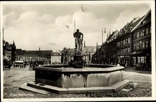 Ak Eger Erlau Ungarn, Eger Marktplatz, Brunnen mit Statue,  Architektur, Straßenansicht