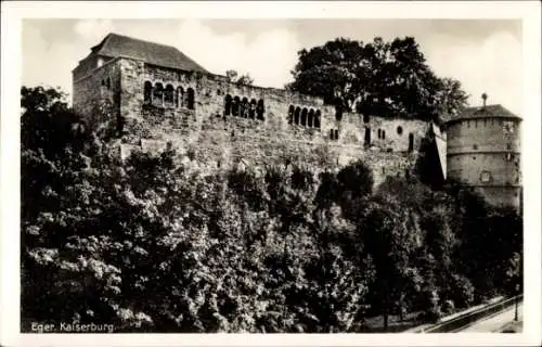 Ak Eger Erlau Ungarn, Kaiserburg,  Architektur, Natur umgeben von Bäumen