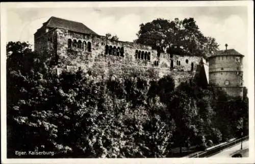 Ak Eger Erlau Ungarn, Eger. Kaiserburg,  Burg, grüne Bäume, Fotografie