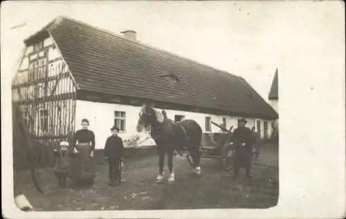 Foto Ak Deutschland unbekannt, Bauernhof, Bauern, Pferd