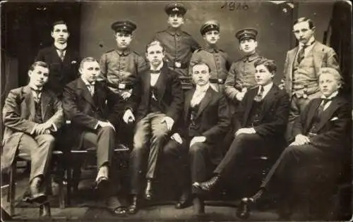 Foto Ak Gruppenfoto, Junge Männer in Anzügen und Uniformen