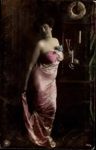 Ak Porträt einer Frau, Kleid, Uhr, Sektglas