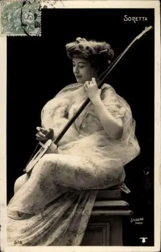 Ak Schauspielerin Soretta, Portrait mit Musikinstrument