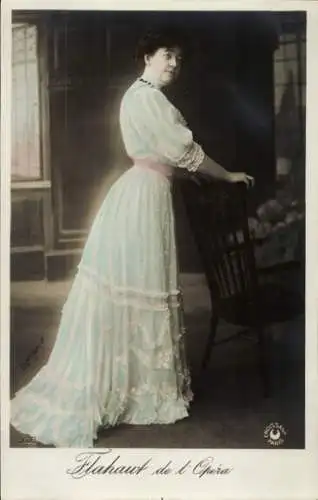 Ak Opernsängerin, Ganzkörperportrait im Kleid, Flahout de l'Opera