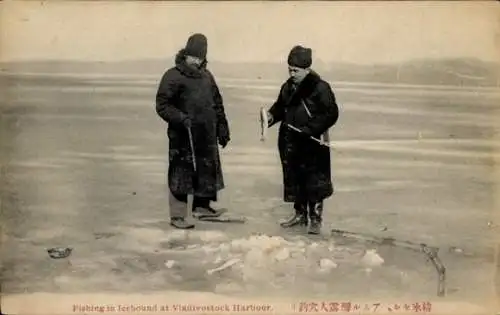 Ak Wladiwostok Russland, Männer beim Eisfischen am Hafen