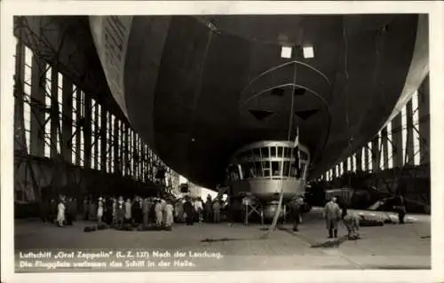 Ak Luftschiff D-LZ 127 Graf Zeppelin nach der Landung in der Halle, Fluggäste verlassen das Schiff