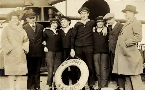 Foto Ak Dampfer Columbus, Norddeutscher Lloyd Bremen, Passagiere, Gruppenbild, Matrosenuniform