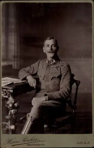 CdV Graz Steiermark, Soldat in Uniform, Sitzportrait