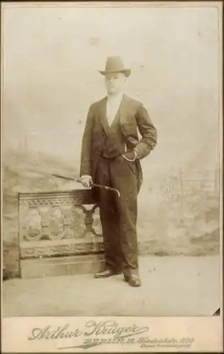 Kabinettfoto Mann im Anzug, Hut, Spazierstock, Standportrait