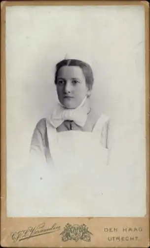 CdV Krankenschwester in Dienstuniform, Portrait