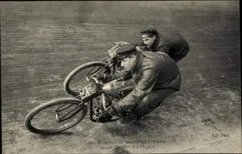 Ak Motorradfahrer Giuppone und Peguy, Match auf der Rennbahn