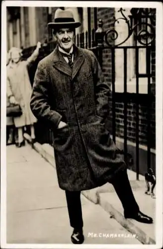 Foto Ak britischer Premierminister Neville Chamberlain, Standportrait, Mantel, Hut
