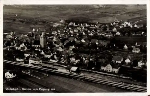Ak Winterbach im Remstal Württemberg, Luftaufnahme von Winterbach, Häuser, Kirche, Landschaft