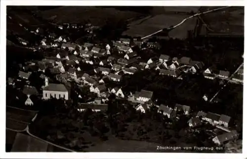 Ak Zöschingen in Schwaben, Luftaufnahme, Häuser, Kirche, ländliche Umgebung, schwarze und weiße F