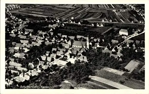 Ak Schutterwald in Baden Württemberg, Luftaufnahme von Schutterwald, viele Häuser, Kirche, Felder