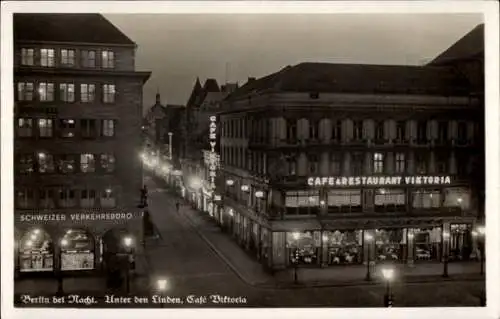 Ak Berlin Mitte, Blick auf Unter den Linden, Café Viktoria, nächtliche Atmosphäre,  Architektur