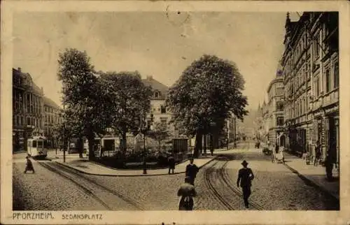Ak Pforzheim im Schwarzwald, SEDANSPLATZ, Straßenansicht, Menschen auf der Straße, Gebäude