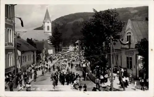 Ak Rachov Ukraine, Festumzug in Straße an Kirche