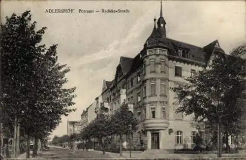 Ak Berlin Treptow Adlershof, Vorderansicht des Postamts, Radicke-Straße, Bäume,  Architektur