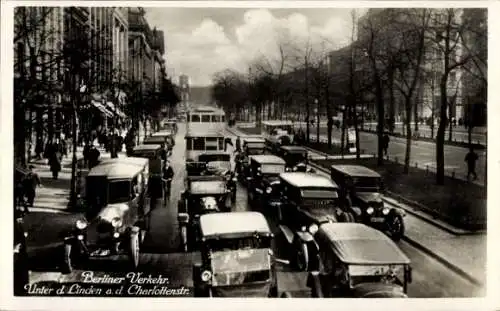 Ak Berlin Mitte, Verkehr Unter den Linden an der Charlottenstraße, Autos, Bus, Passanten