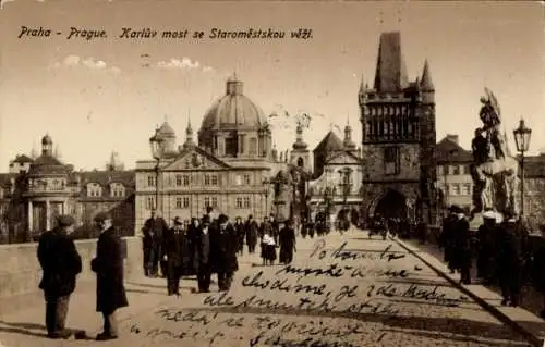 Ak Praha Prag Tschechien, Karlův most, Staroměstská věž, historische Architektur, Menschen auf...