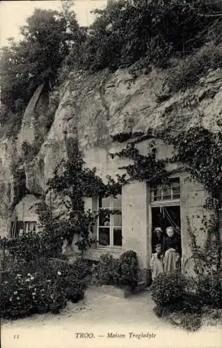 Ak Troo Loir et Cher, Haus in den Felsen, Blumen, Frauen und Kinder, historische Architektur
