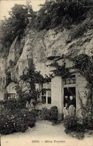 Ak Troo Loir et Cher, Troglodytisches Haus, Pflanzen und Personen im Eingang sichtbar