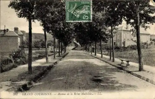 Ak Grand Couronne Seine Maritime, Allee mit Bäumen, historische Gebäude, Schilder mit Text