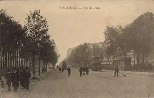 Ak Vincennes Val de Marne,  Rue de Paris, Straßenansicht, Menschen auf der Straße, Bäume