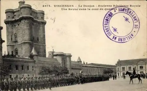 Ak Vincennes Val de Marne,  Le Donjon, ancienne Résidence Royale, Parade