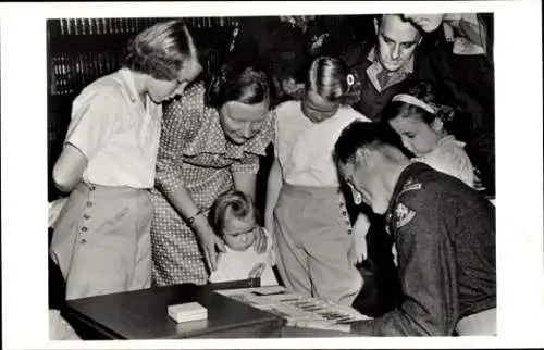 Ak Niederländisches Königshaus, Aanbieding cadeaux voor Prinses Irene, Soestdijk 1949