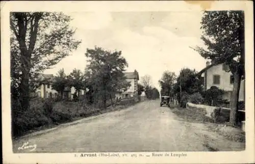 Ak Arvant Haute Loire, Straße, Häuser, Bäume, Auto, Schwarz-Weiß-Fotografie, Route de Lempdes