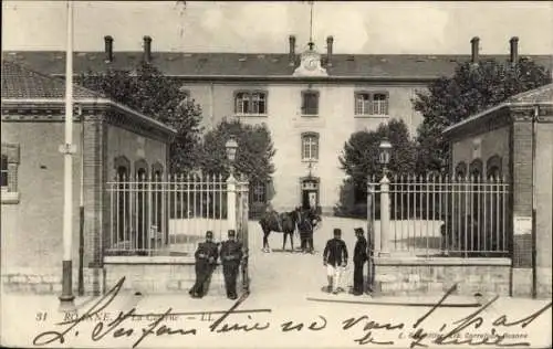Ak Roanne Loire, Historisches Gebäude, zwei Wächter, ein Pferd, Eingangsbereich, Zaun