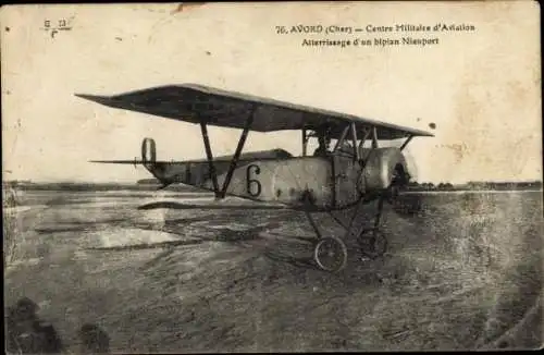 CPA Avord, Centre Militaire d'Aviation Alterrissage d'un biplan Nieuport