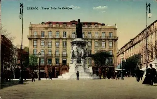 Ak Lisboa Lissabon Portugal, Platz mit Statue, Gebäude im Hintergrund, Menschen auf der Straße