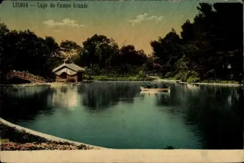 Ak Lisboa Lissabon Portugal, Lago do Campo Grande, ruhige Wasserfläche, umgeben von Bäumen, Pavil