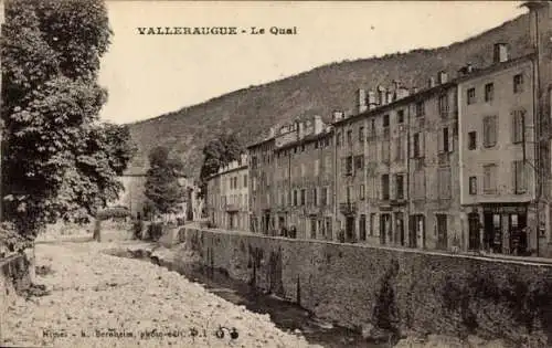 Ak Valleraugue Val d’Aigoual Gard,  Le Quai, Häuserzeile, Fluss, Berge im Hintergrund