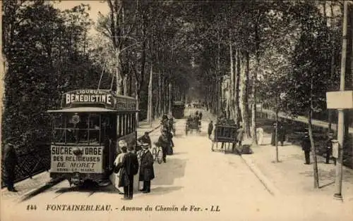 Ak Fontainebleau Seine et Marne, Bus, Liqueur Benedictine, Bäume, Straße, Menschen